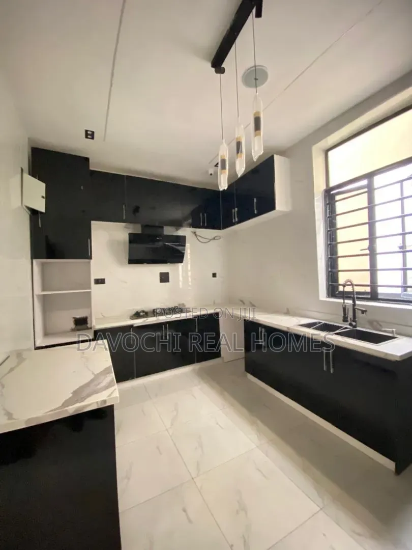5bdrm Duplex in Chevron for sale in Chevron