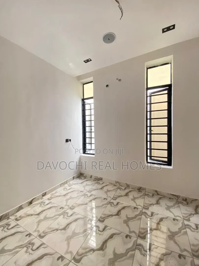 5bdrm Duplex in Chevron for sale in Chevron