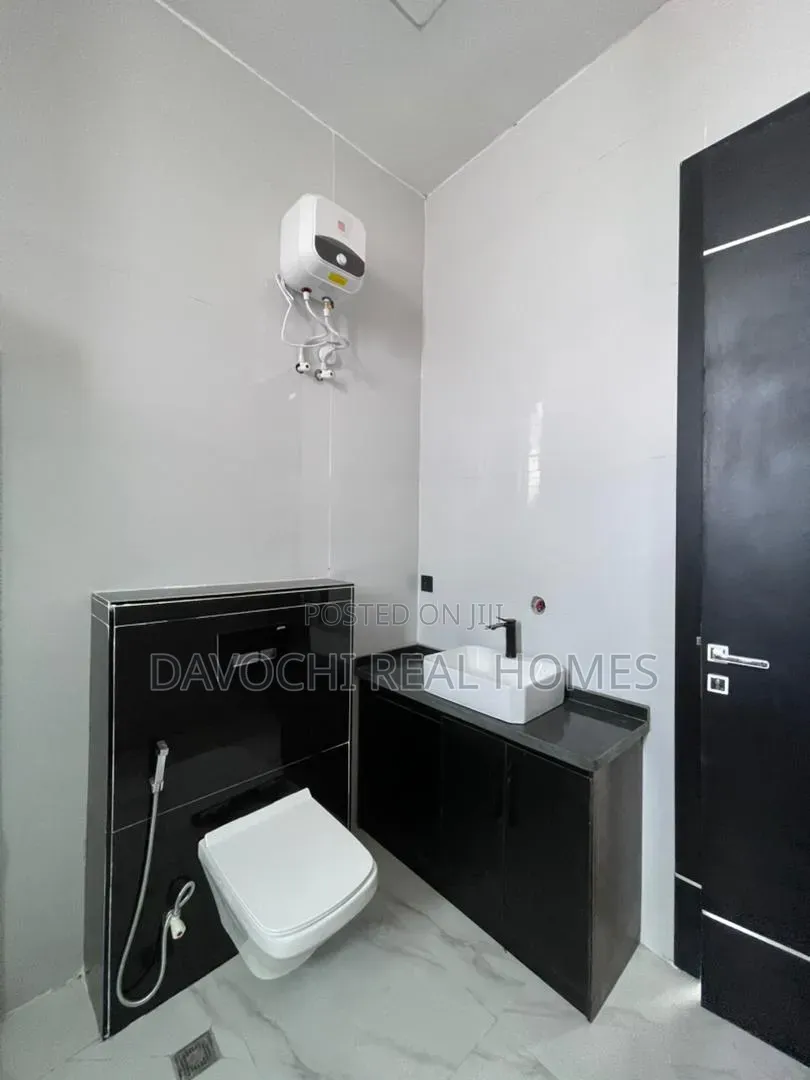 5bdrm Duplex in Ikota for sale in Ikota