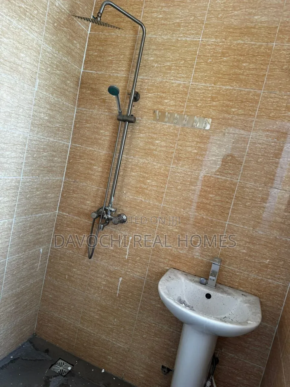 3bdrm Apartment in Ogombo for rent in Ogombo