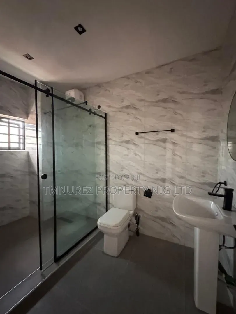 3bdrm Apartment in Adekunle for sale in Adekunle