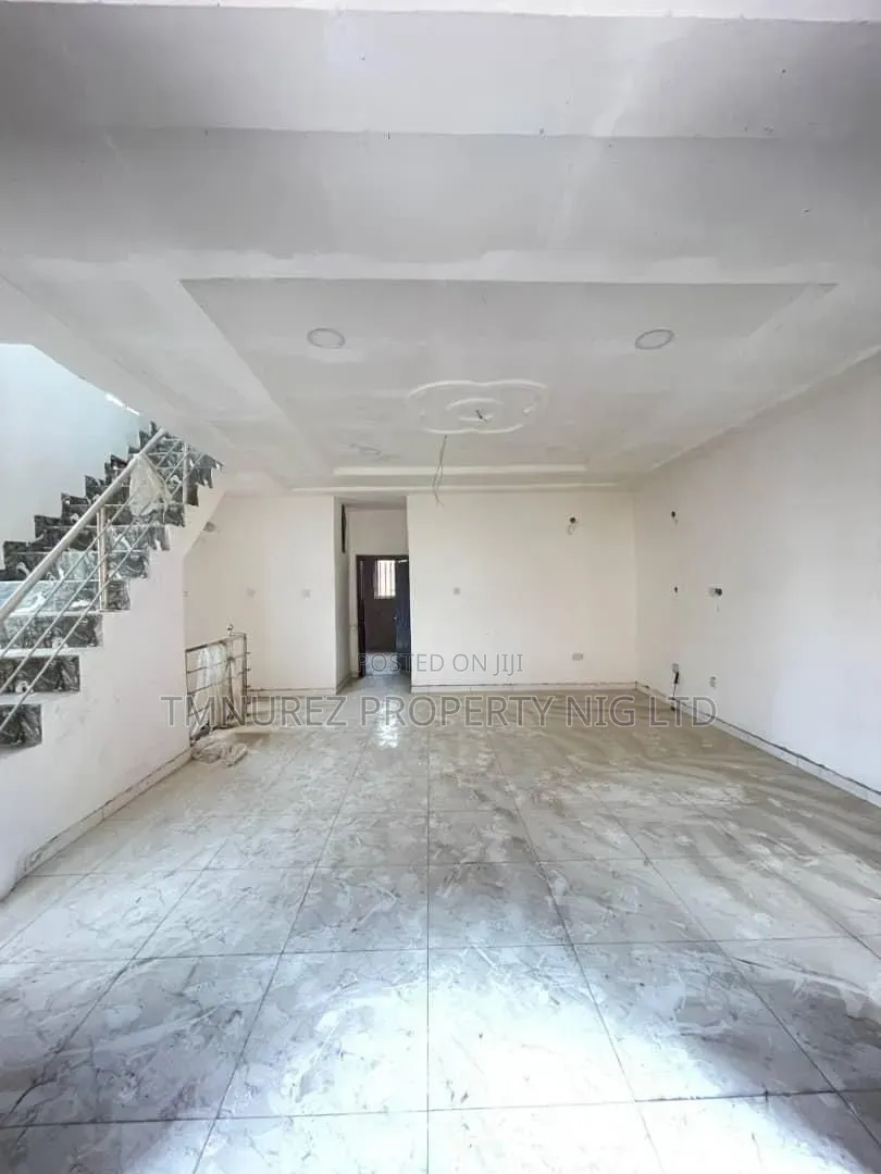 4bdrm Duplex in Adekunle for sale in Adekunle