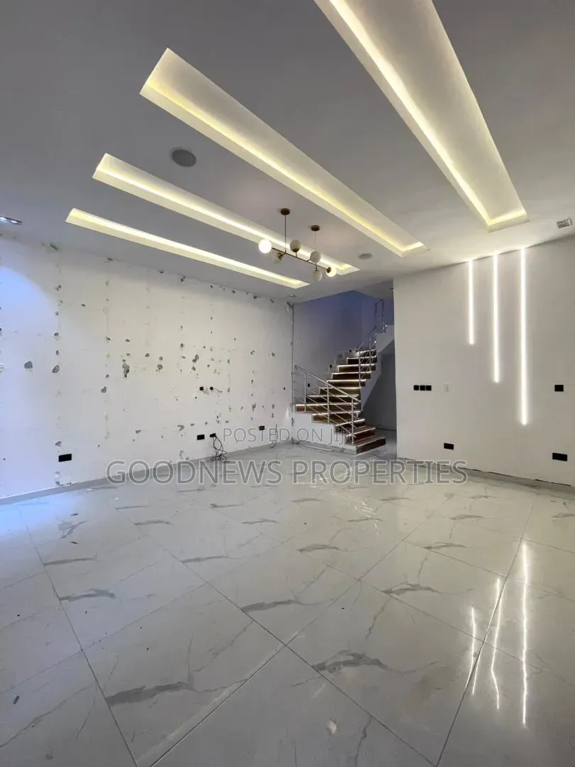 4bdrm Duplex in Idado for rent in Idado