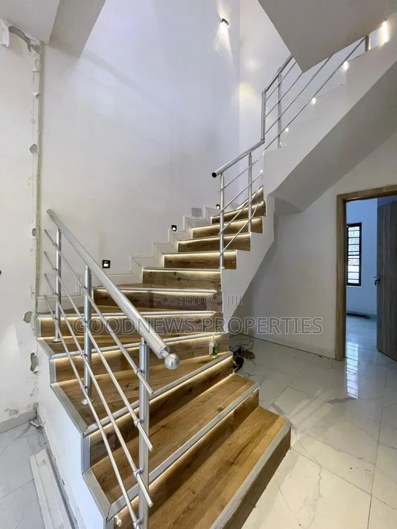 4bdrm Duplex in Idado for rent in Idado