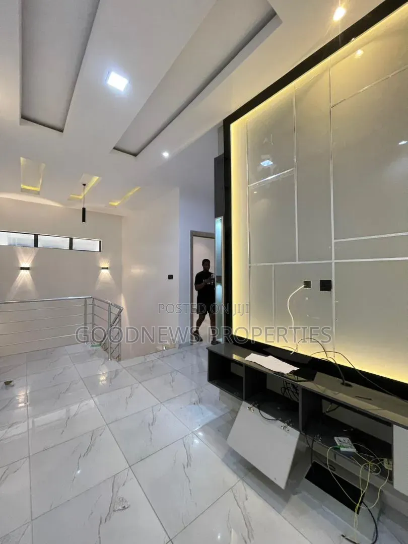 4bdrm Duplex in Idado for rent in Idado