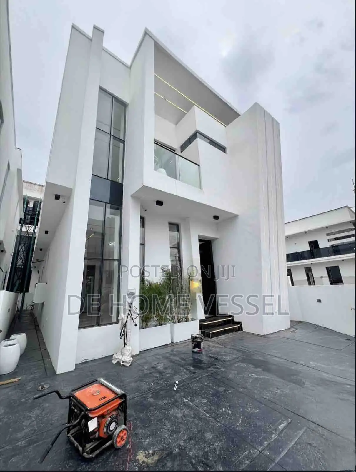 5bdrm Duplex in Chevron for sale in Chevron