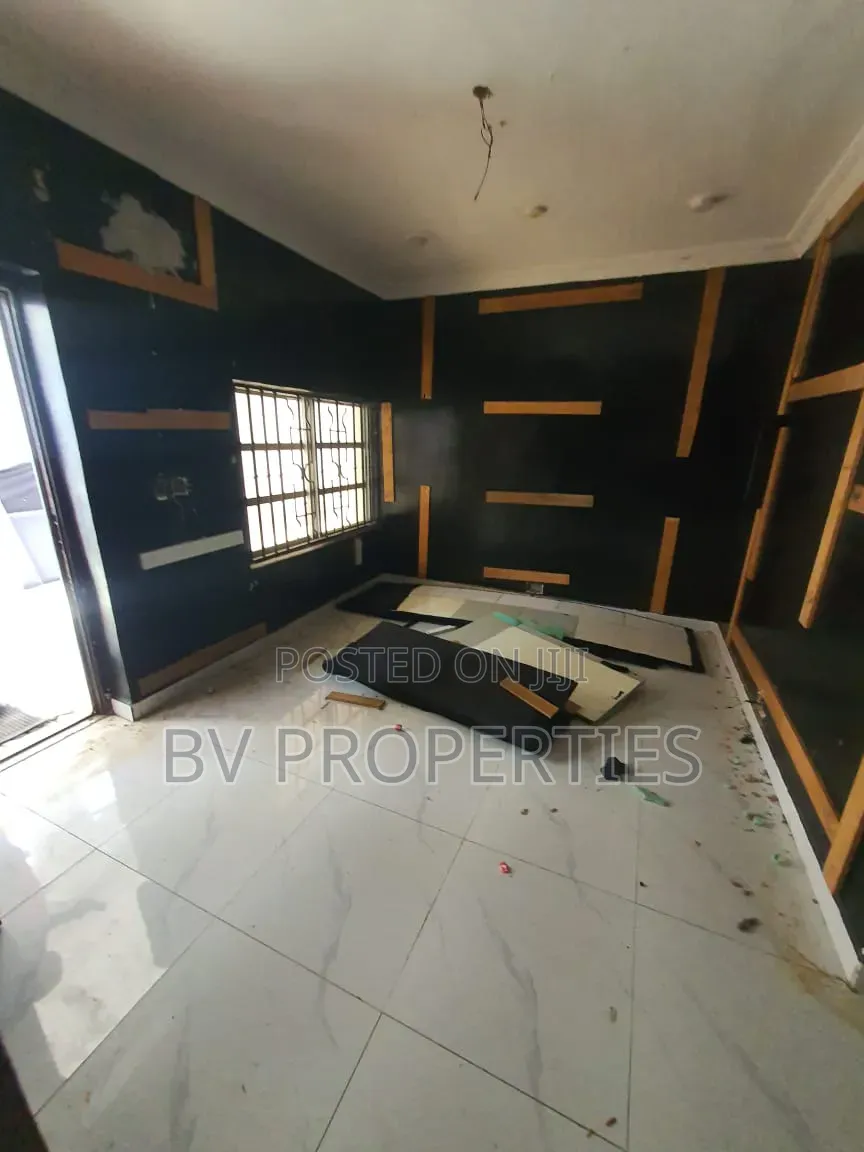 Mini Flat in Chevron for rent in Chevron