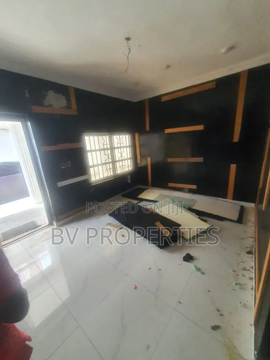 Mini Flat in Chevron for rent in Chevron