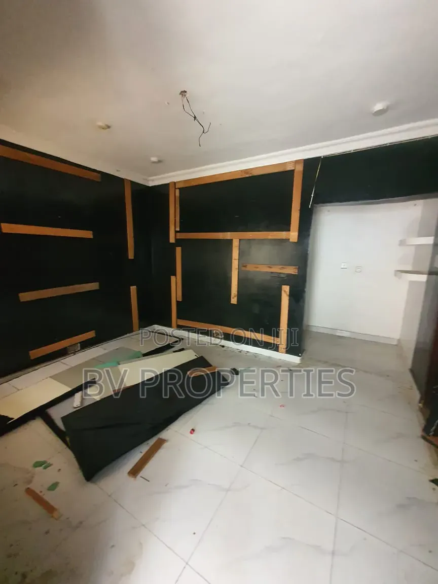 Mini Flat in Chevron for rent in Chevron