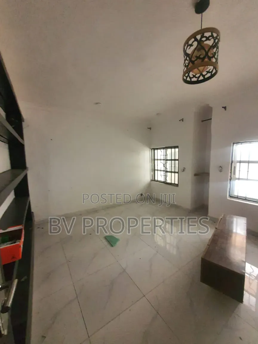Mini Flat in Chevron for rent in Chevron