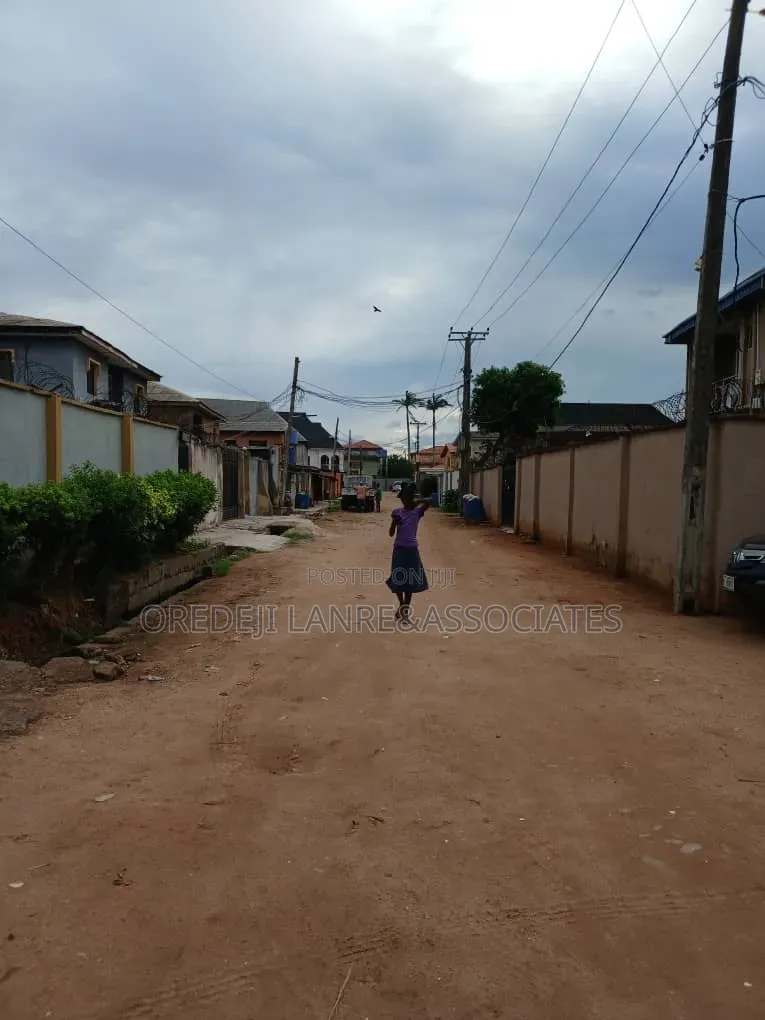 Very Secured Demolishable Bungalow On Full Plot In An Estate @Puposola in New Oko Oba