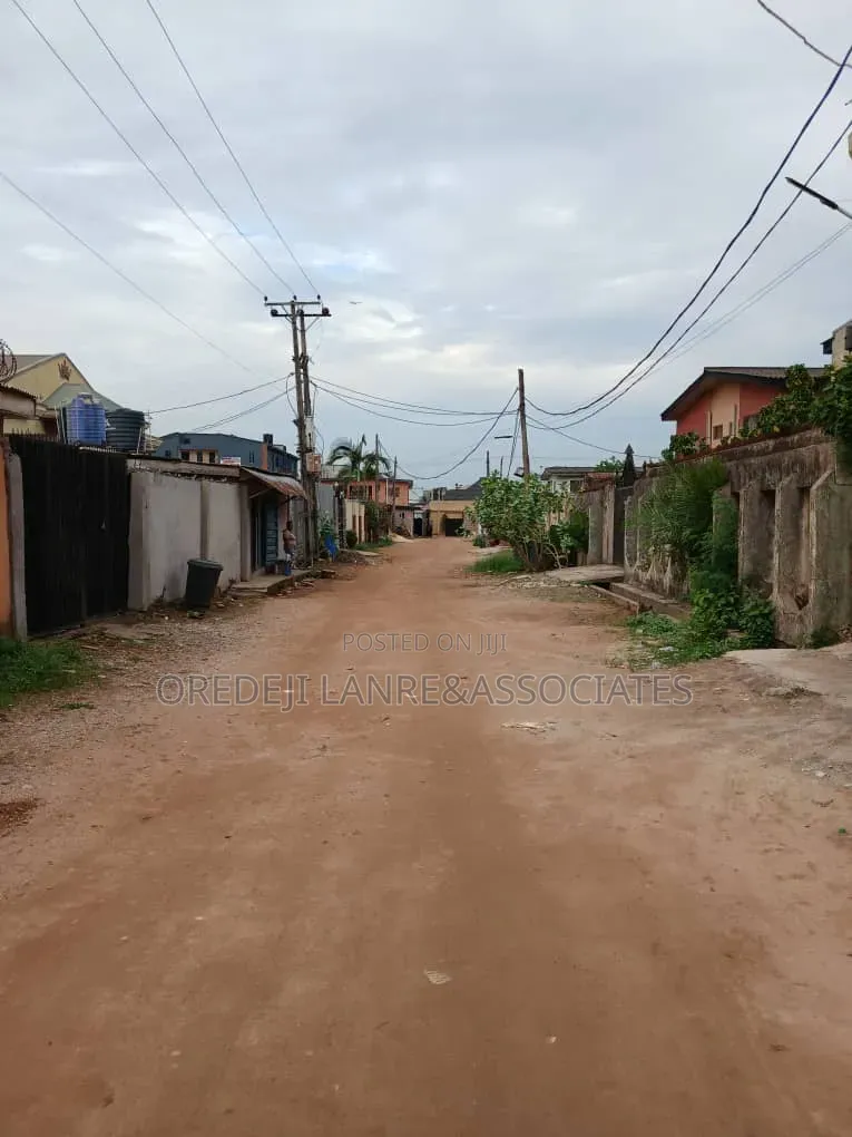 Very Secured Demolishable Bungalow On Full Plot In An Estate @Puposola in New Oko Oba