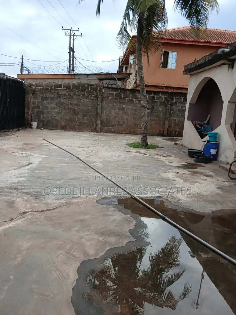 Very Secured Demolishable Bungalow On Full Plot In An Estate @Puposola in New Oko Oba
