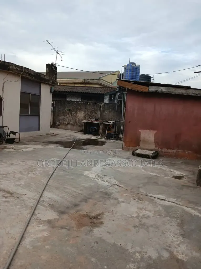 Very Secured Demolishable Bungalow On Full Plot In An Estate @Puposola in New Oko Oba