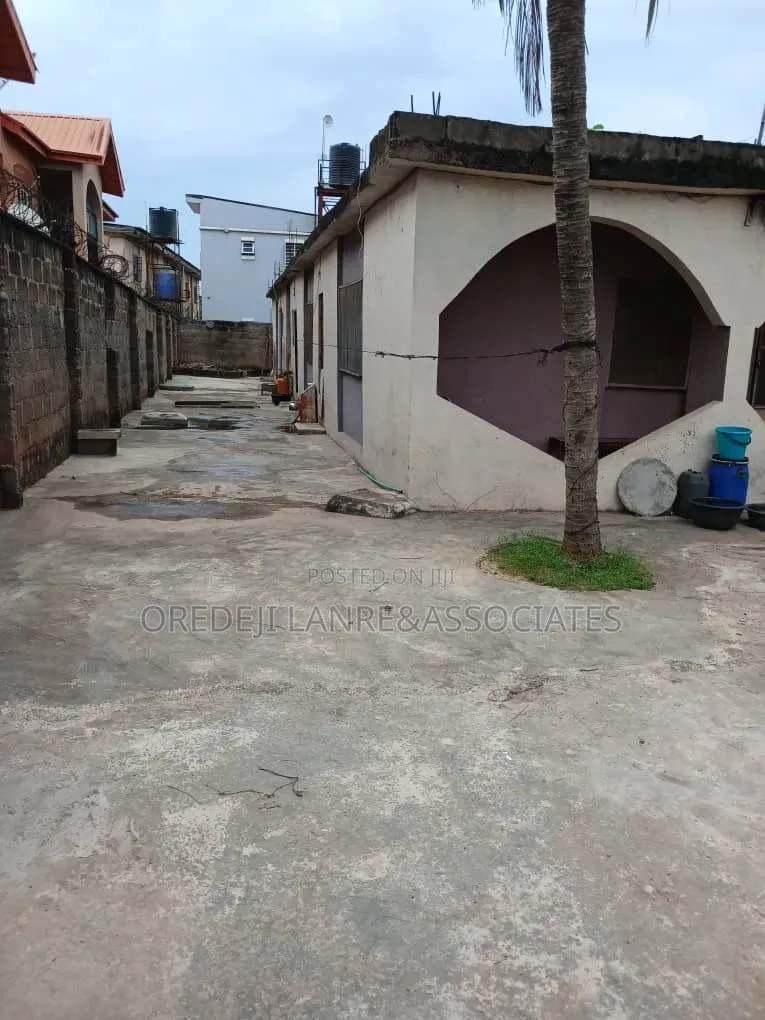 Very Secured Demolishable Bungalow On Full Plot In An Estate @Puposola in New Oko Oba