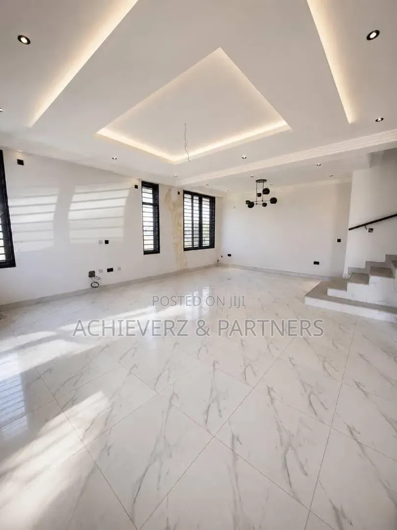 3bdrm Duplex in Idu Industrial for sale in Idu Industrial