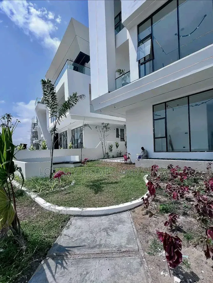 5bdrm Duplex in Osapa london for sale in Osapa london