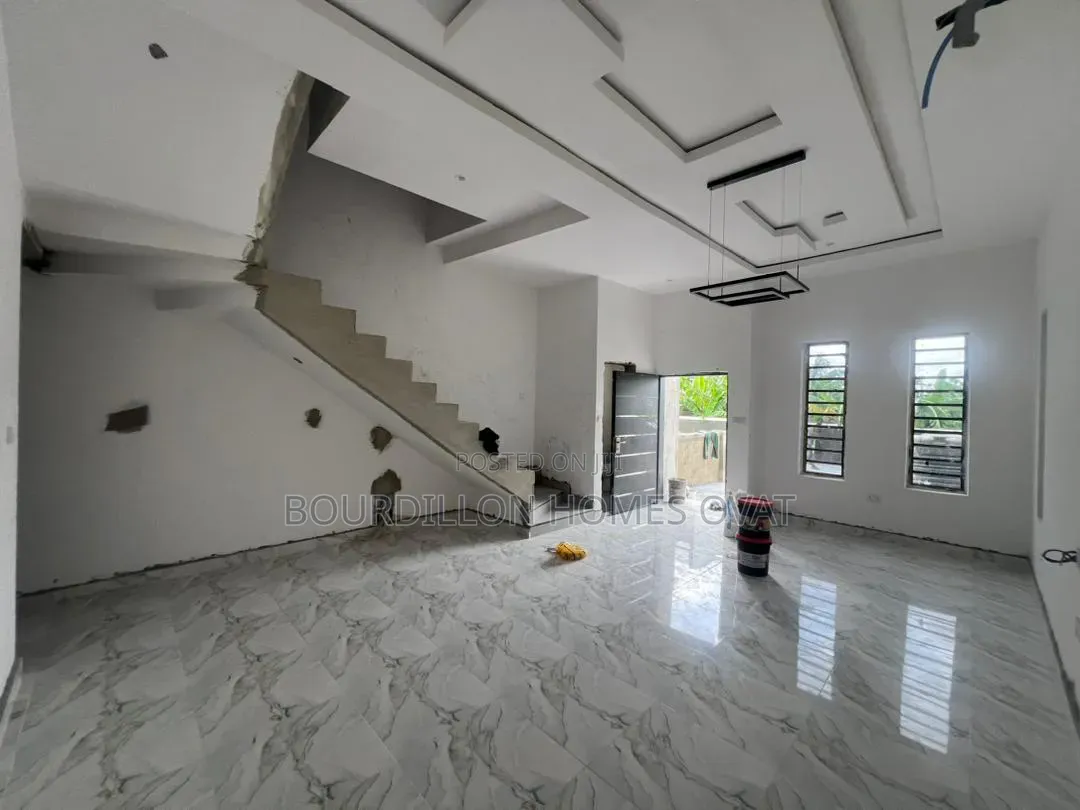 4bdrm Duplex in General Paint Estate, Chevron for sale in Chevron