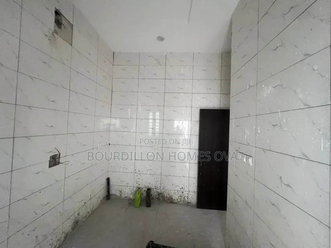 2bdrm Duplex in General Paint Estate for sale in Ilaje / Lekki