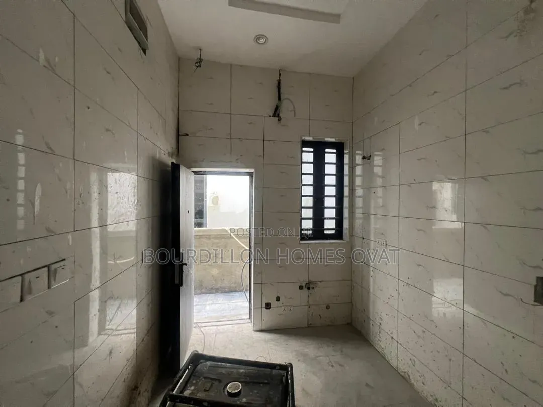 2bdrm Duplex in General Paint Estate for sale in Ilaje / Lekki