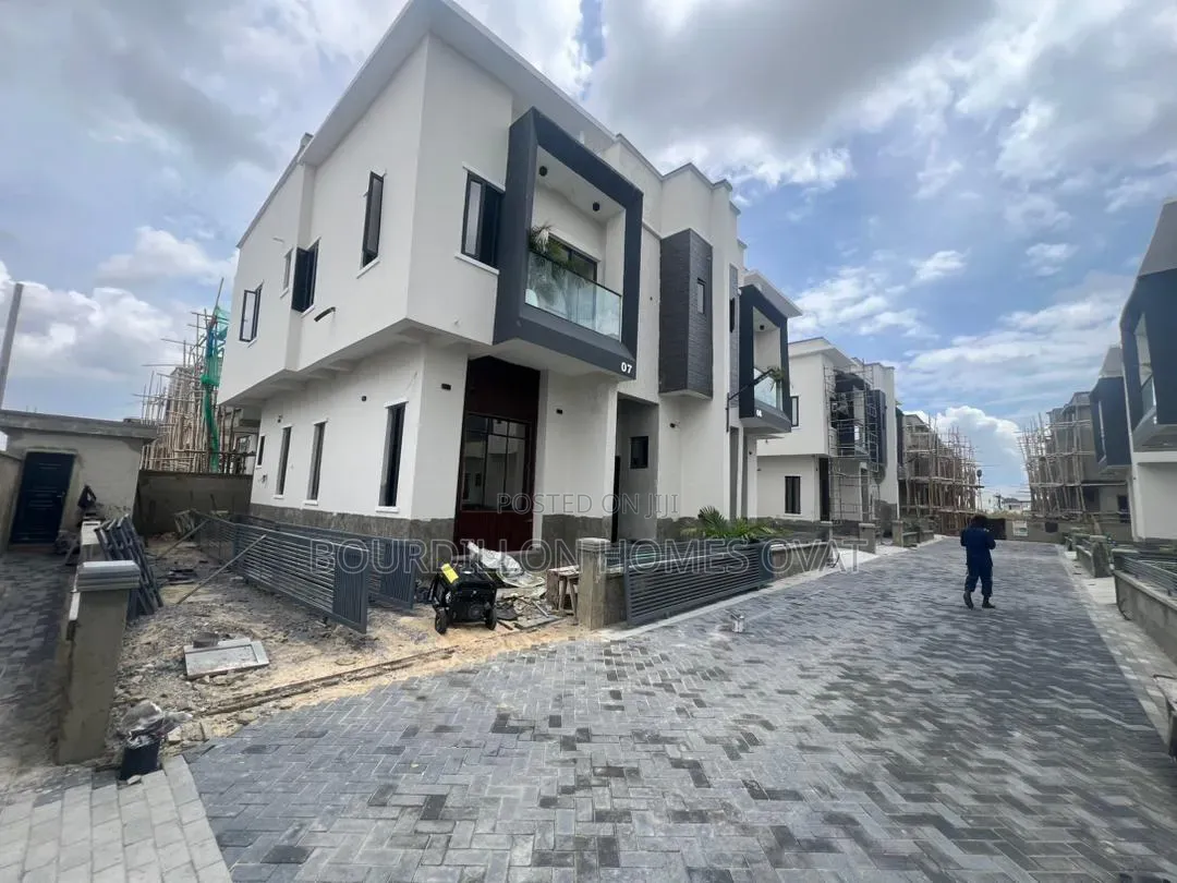 4bdrm Duplex in General Paint Estate for sale in Ilaje / Lekki