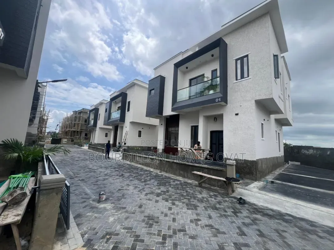 4bdrm Duplex in General Paint Estate for sale in Ilaje / Lekki