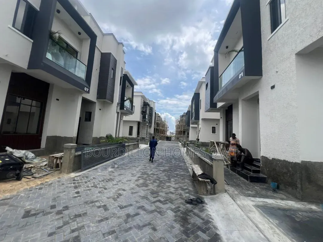 4bdrm Duplex in General Paint Estate for sale in Ilaje / Lekki