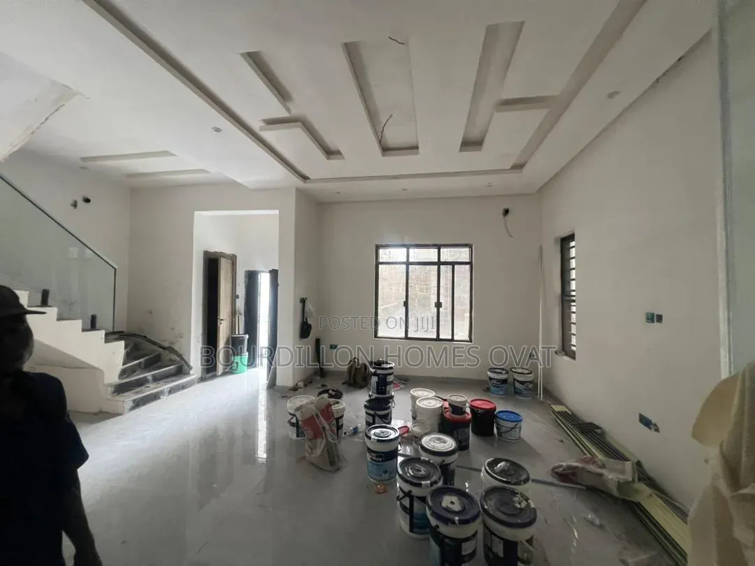 4bdrm Duplex in General Paint Estate for sale in Ilaje / Lekki