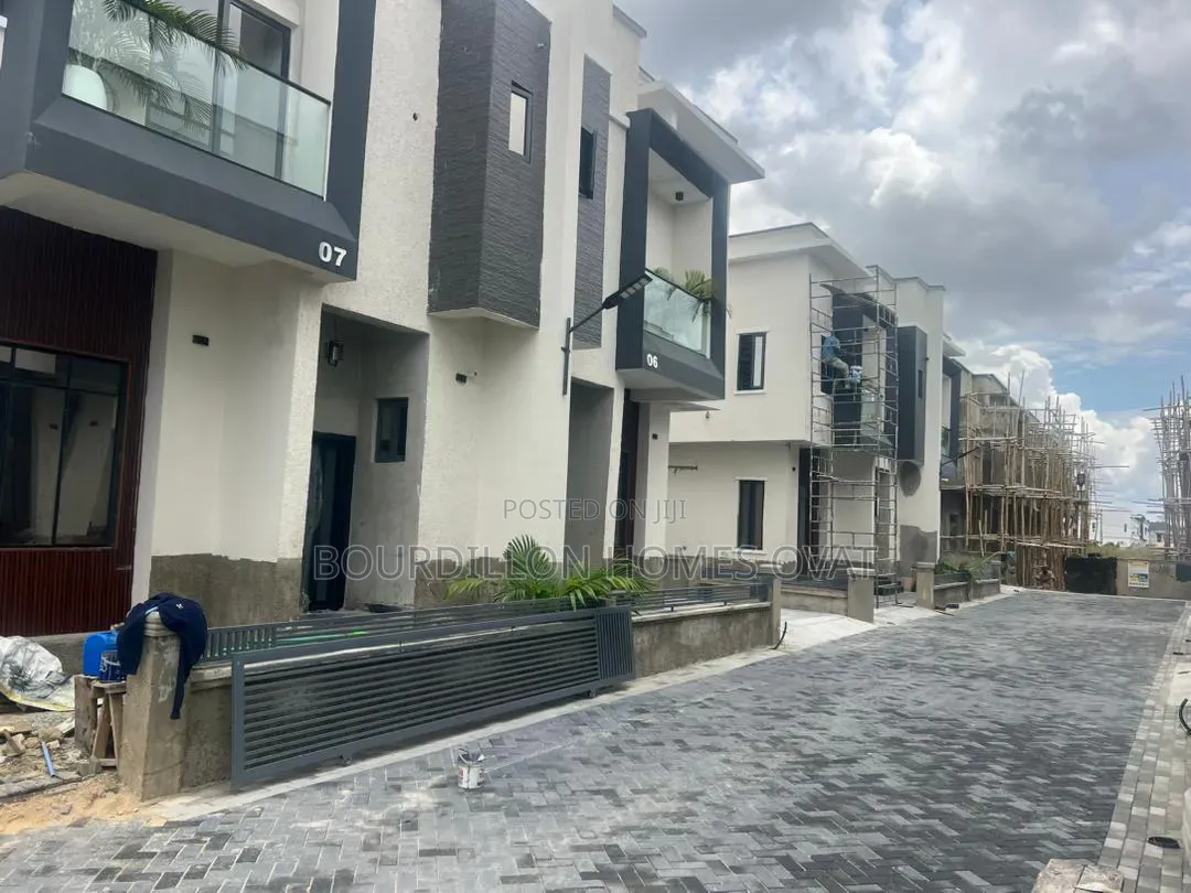 3bdrm Duplex in General Paint Estate for sale in Ilaje / Lekki