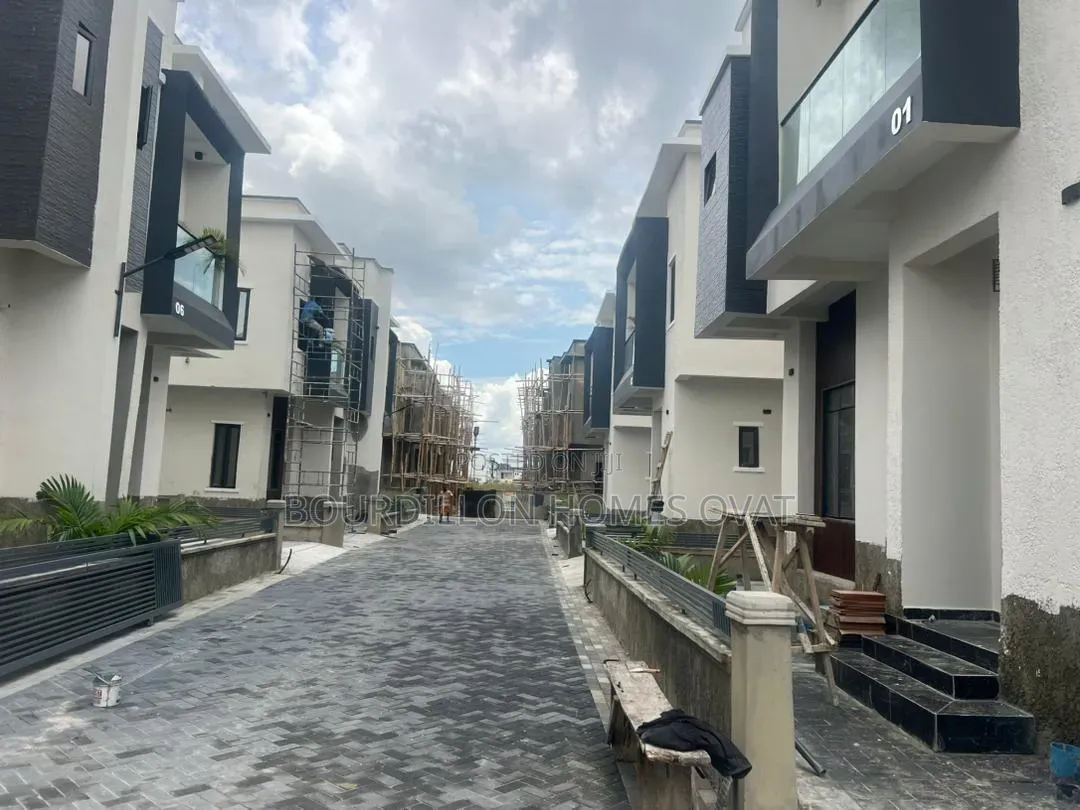 3bdrm Duplex in General Paint Estate for sale in Ilaje / Lekki