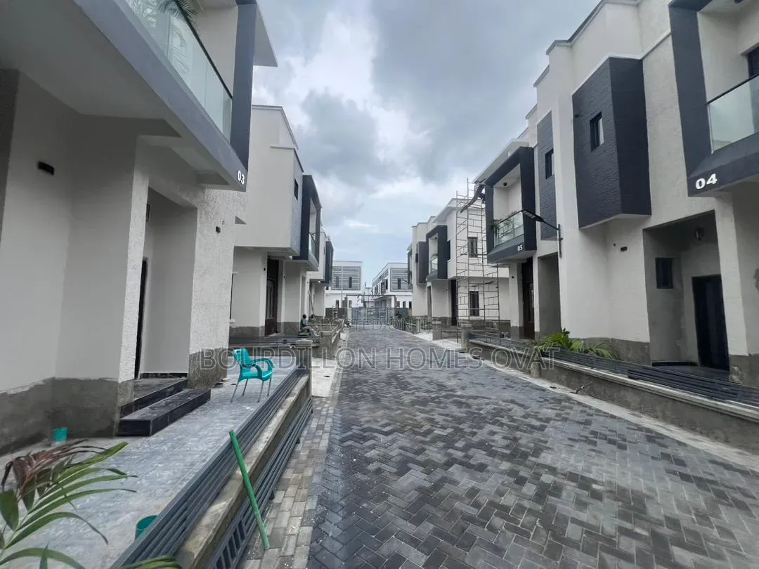 3bdrm Duplex in General Paint Estate for sale in Ilaje / Lekki