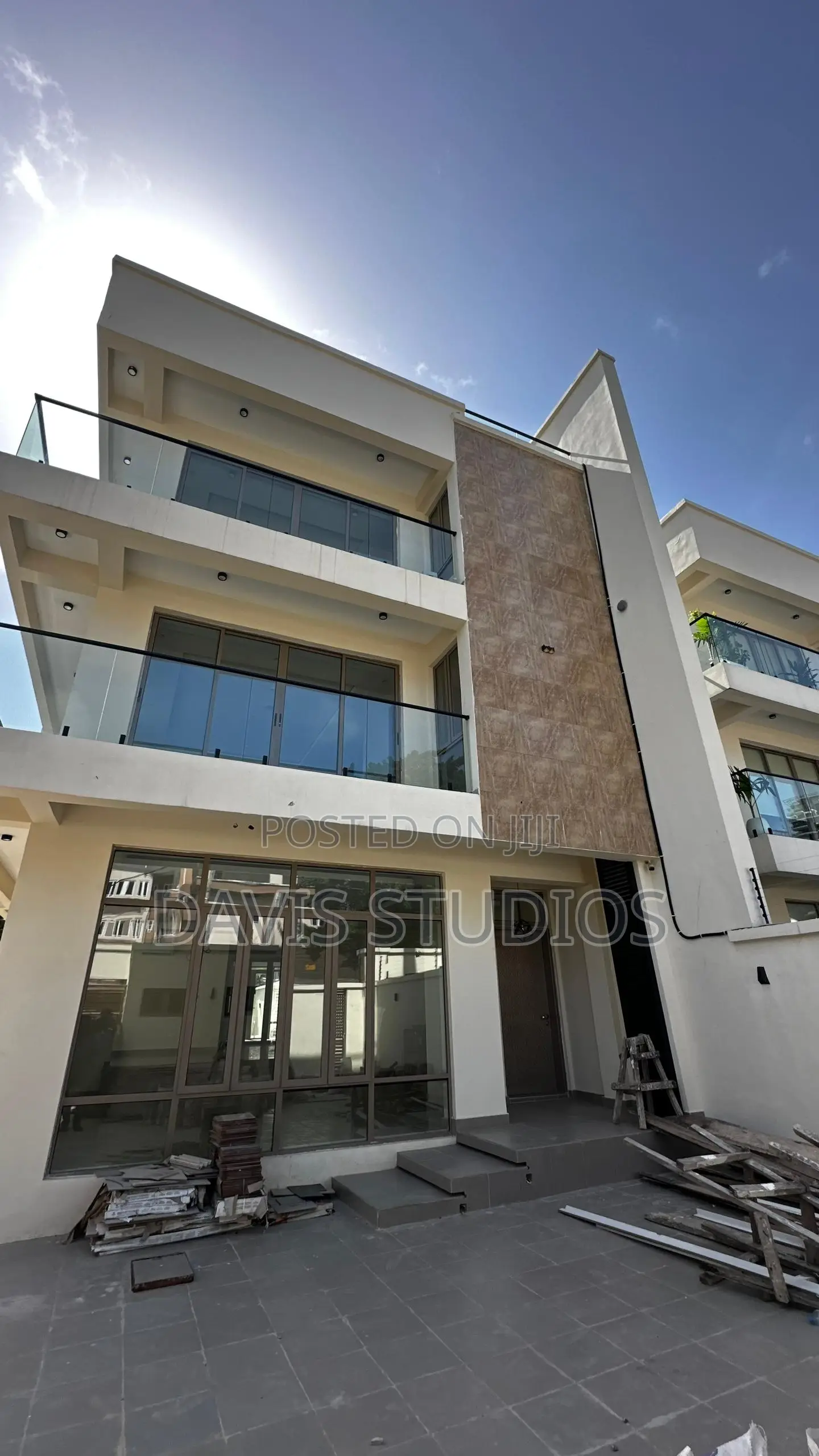5bdrm Duplex in MacPherson for sale in MacPherson