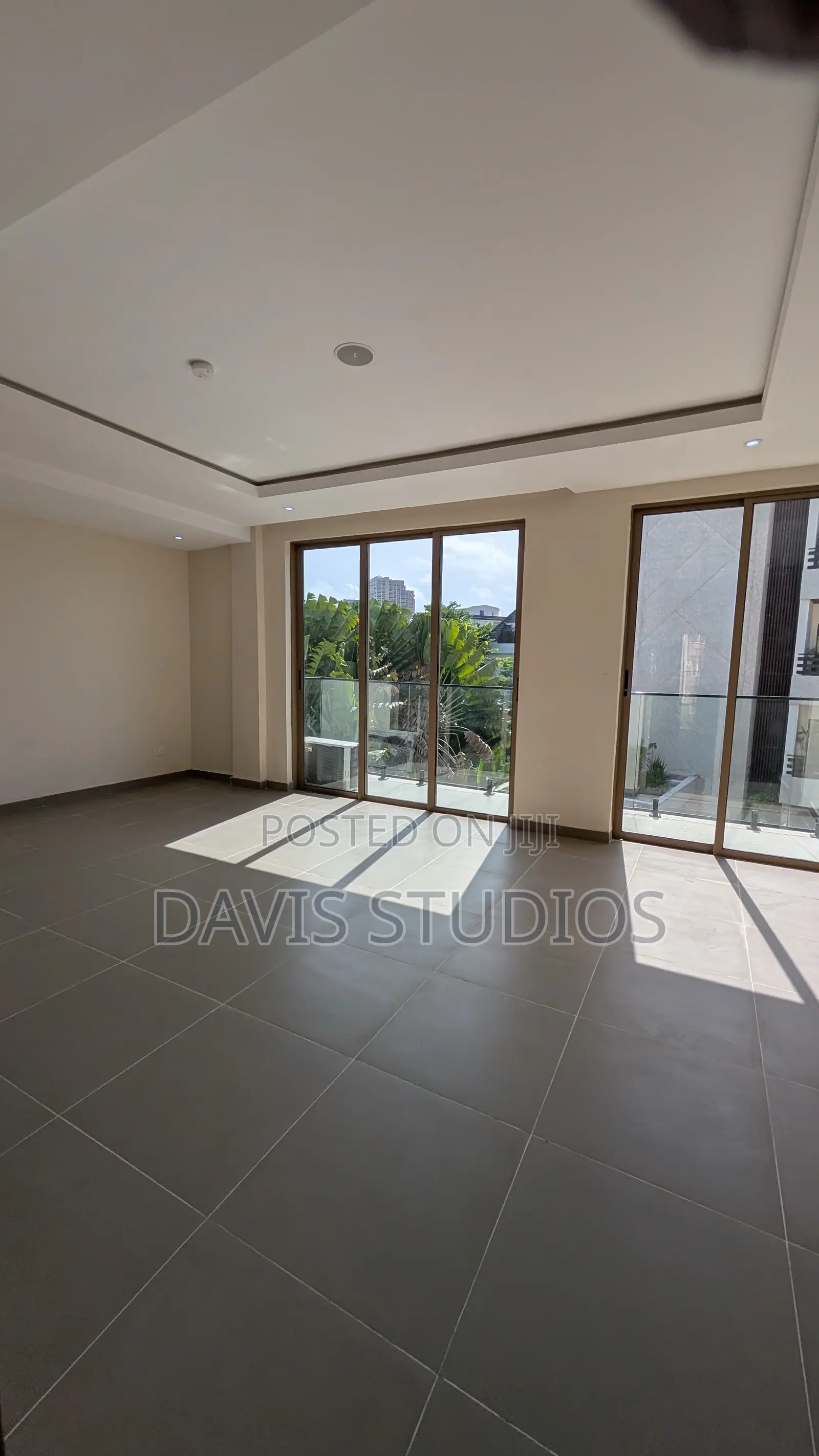 5bdrm Duplex in MacPherson for sale in MacPherson