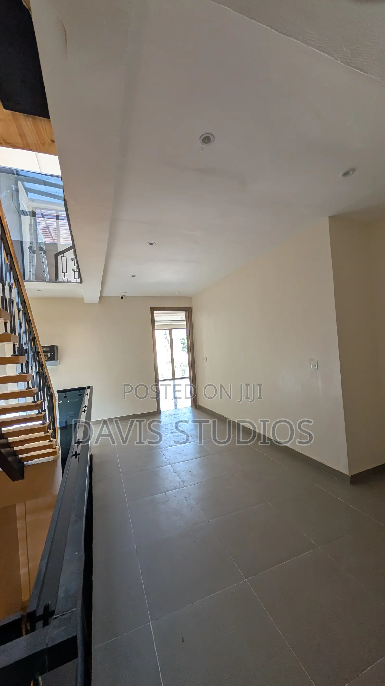 5bdrm Duplex in MacPherson for sale in MacPherson