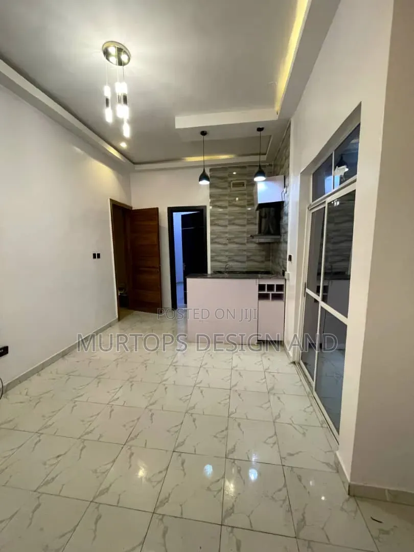 Mini Flat in Chevron for rent in Chevron