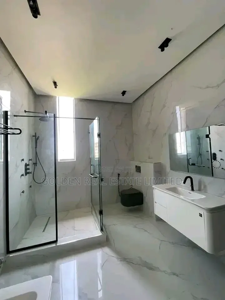 5bdrm Duplex in Lekki Phase 1 for sale in Lekki Phase 1