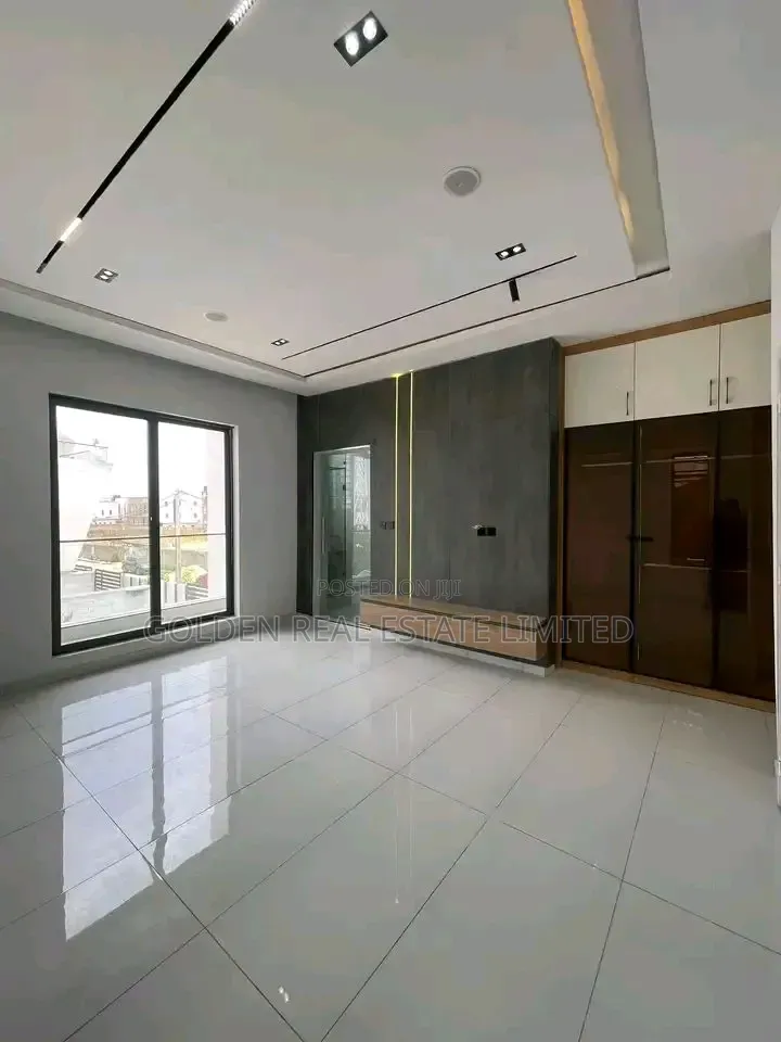 4bdrm Duplex in Ikota for sale in Ikota