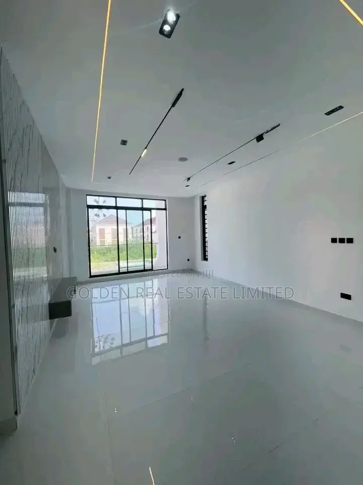 5bdrm Duplex in Ikate for sale in Ikate