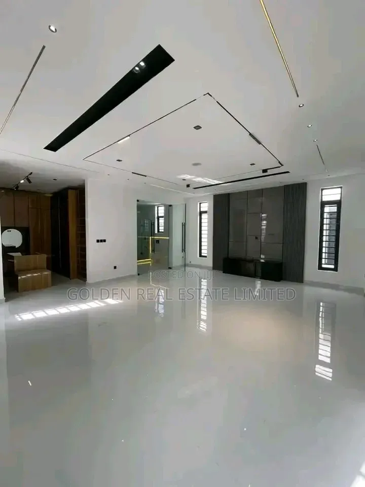 5bdrm Duplex in Ikate for sale in Ikate