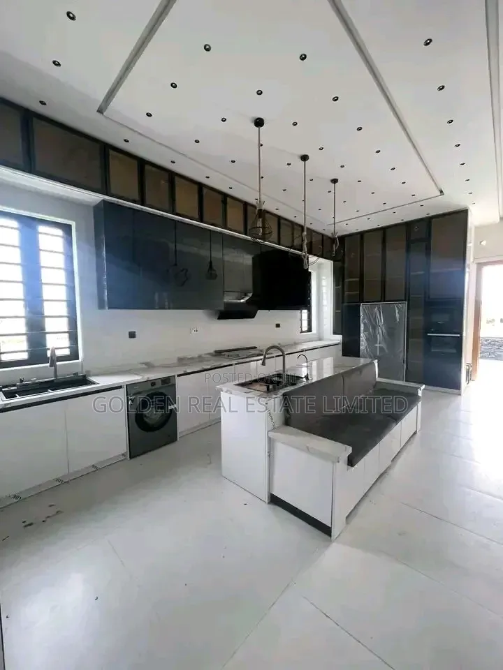 5bdrm Duplex in Ikota for sale in Ikota