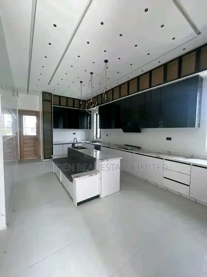 5bdrm Duplex in Ikota for sale in Ikota