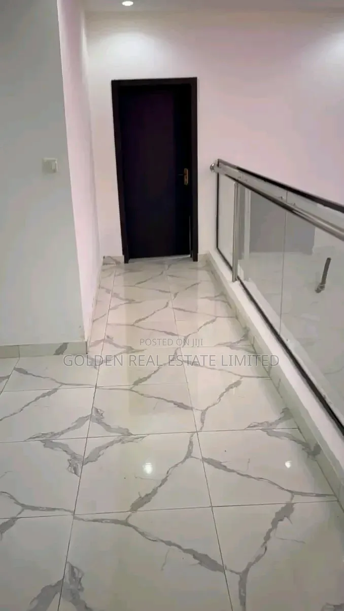5bdrm Duplex in Oluyole for sale in Oluyole