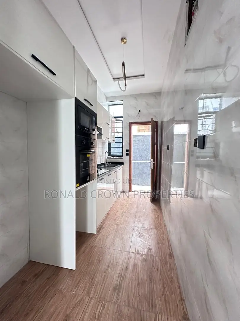 4bdrm Duplex in Chevron for sale in Chevron