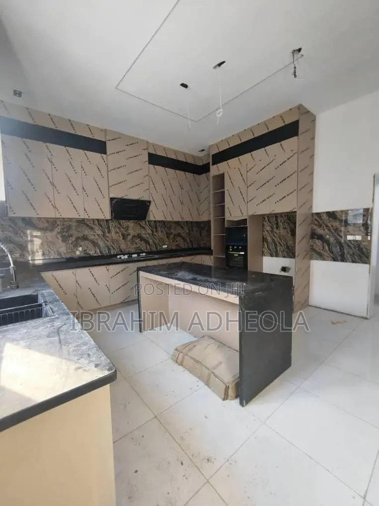 5bdrm Duplex in Chevron Alternative, Lekki Phase 2 for sale in Lekki Phase 2