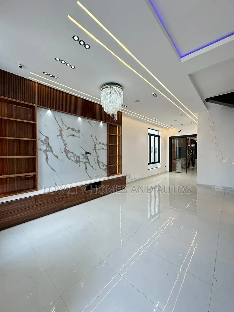5bdrm Duplex in Chevron for sale in Chevron