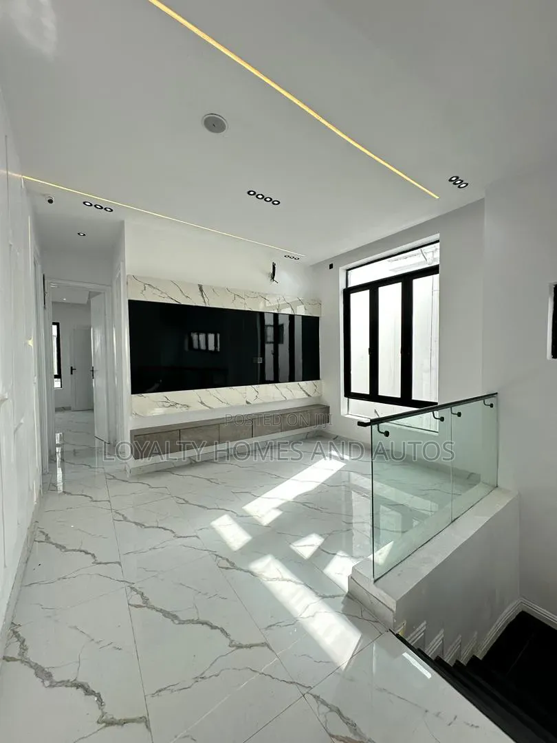 5bdrm Duplex in Chevron for sale in Chevron