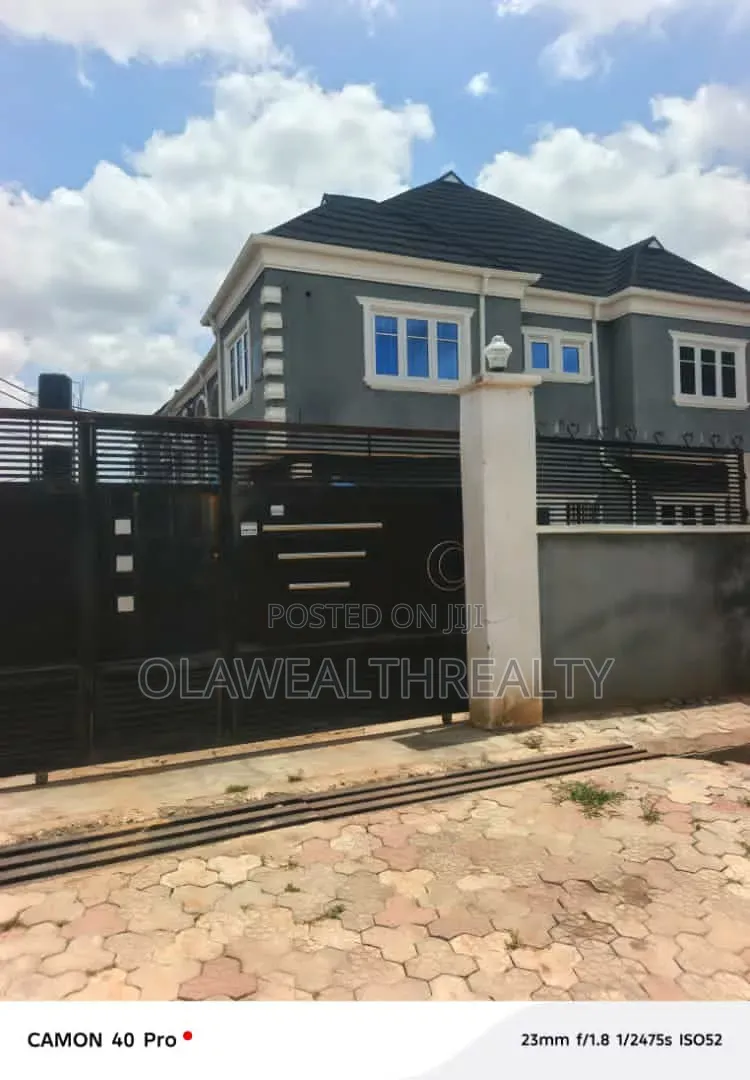 3bdrm Block of Flats in Oke'Badan Estate, Akobo for rent in Akobo
