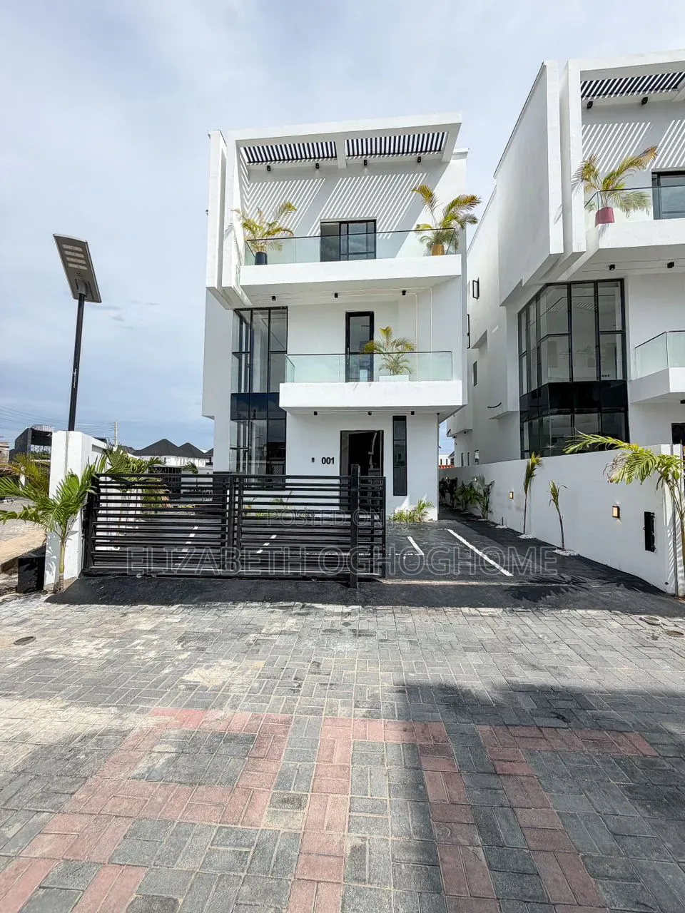 5bdrm Duplex in Lafiaji for sale in Lafiaji