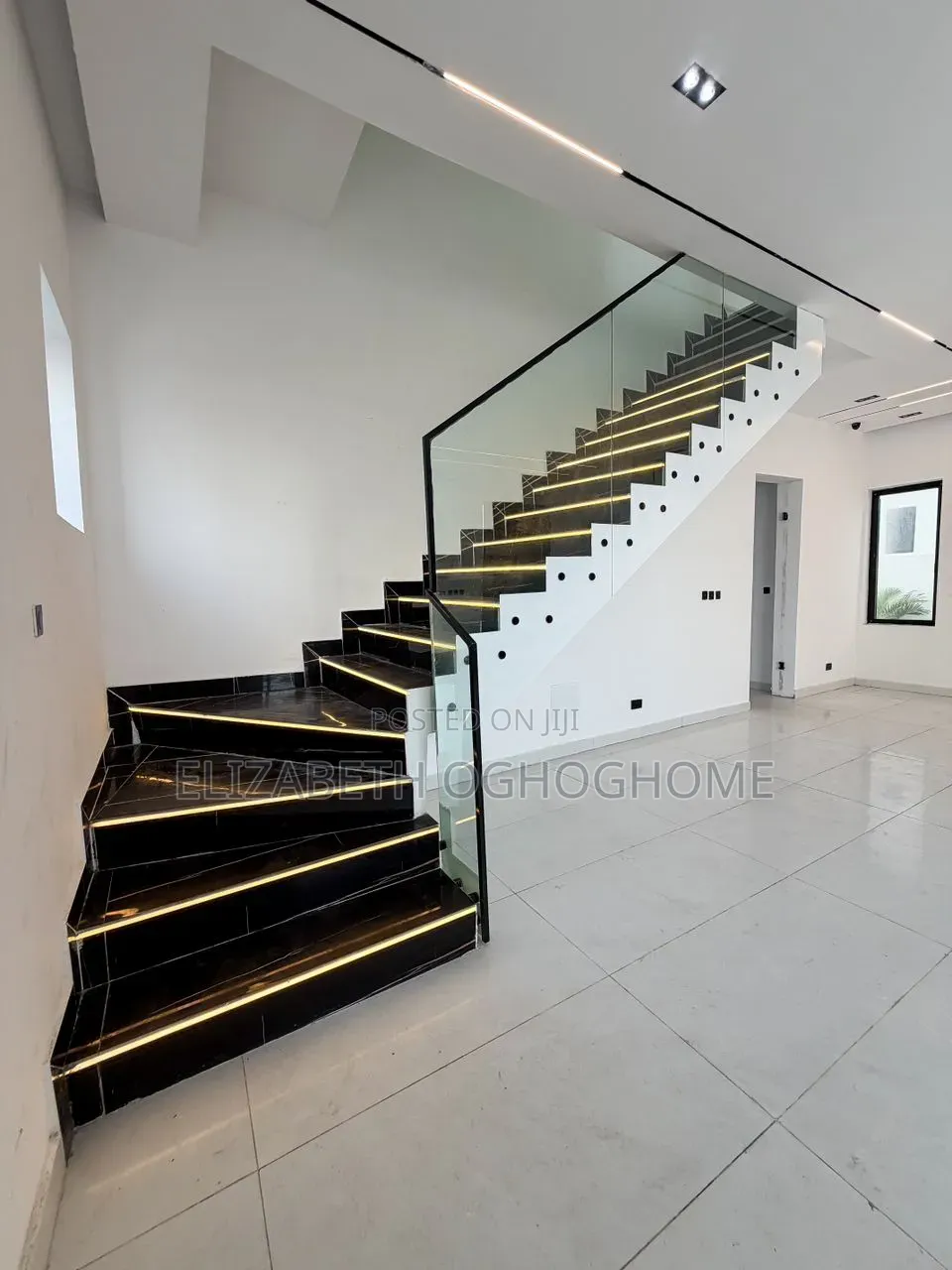 5bdrm Duplex in Lafiaji for sale in Lafiaji