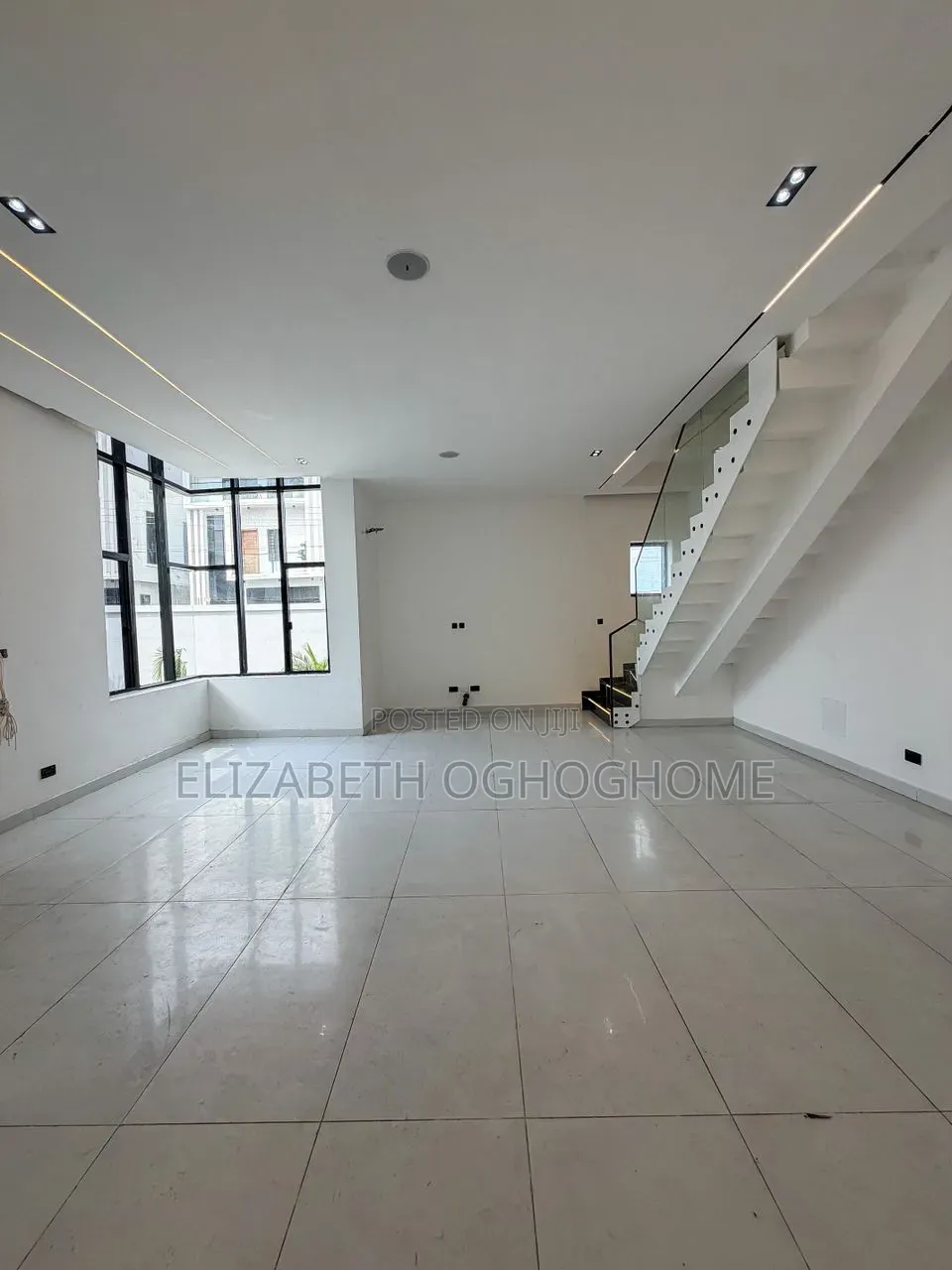 5bdrm Duplex in Lafiaji for sale in Lafiaji